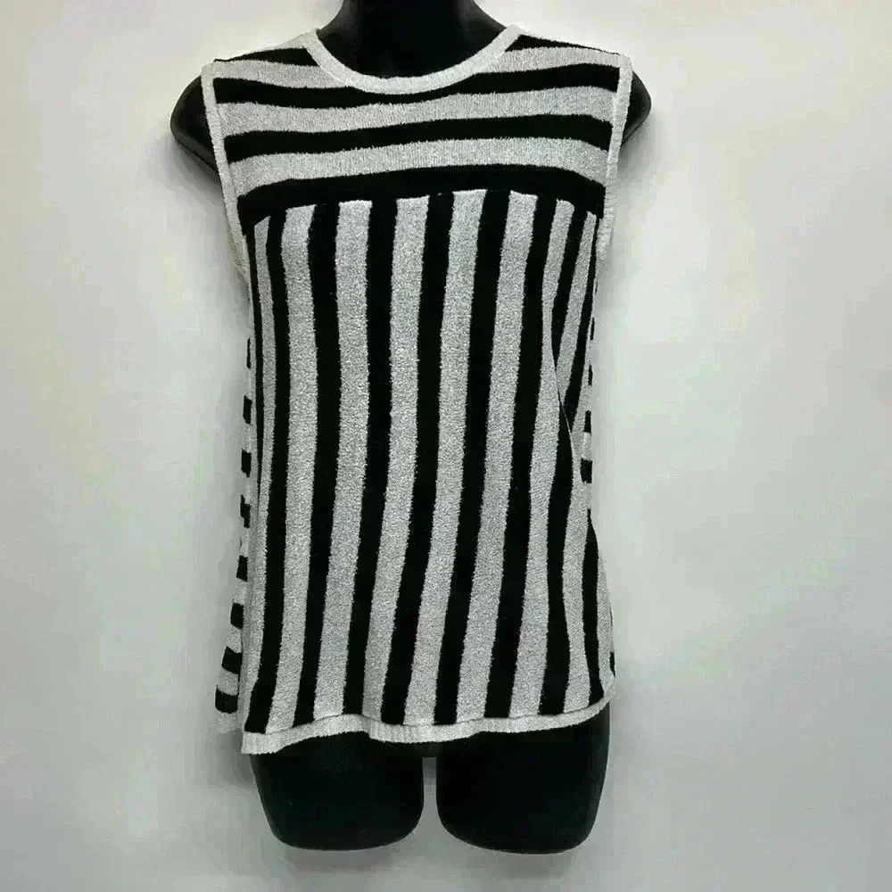 En crème black and white tank top stripes size small